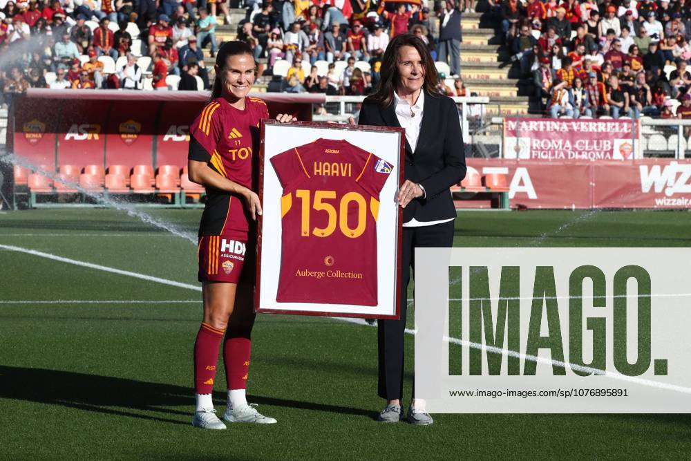 CALCIO - Serie A Femminile - AS Roma vs Ternana Women 02.05.2026 Roma vs Ternana (Serie A) Calcio; Femminile Nella foto: Haavi, Bavagnoli premiazione per le 150 presenze (Foto Gino Mancini) Roma Italy