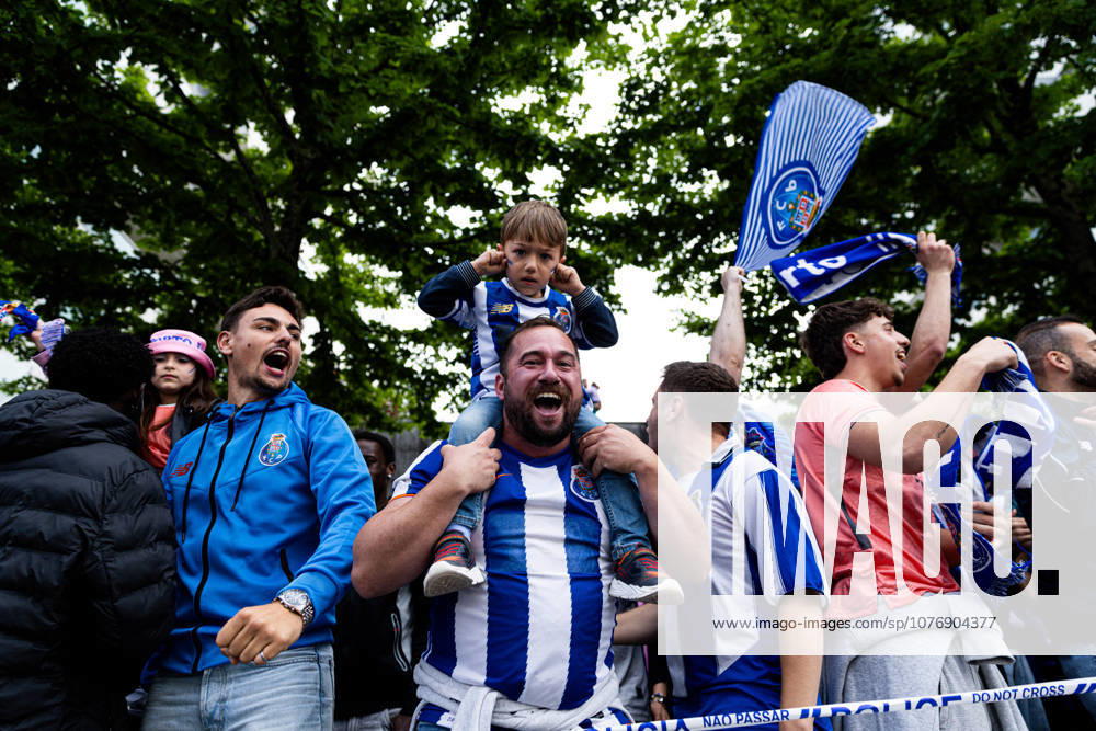 Porto, PORTUGAL - May 02: FC Porto supporters in action before the start of the Liga Portugal Betclic match between Fc Porto x Alverca at Estadio Dragao on May 02, 2026 in Porto, Portugal. Liga Portugal Fc Porto X Alverca - ZUMAe141 20260502_zsp_e141_002