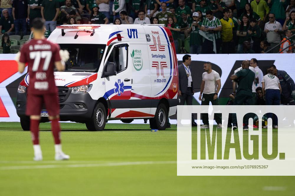 Match between Palmeiras and Santos, valid for the 2026 Brazilian Championship. Sao Paulo (SP), 02 05 2026 - Brasileirao Palmeiras vs Santos - An ambulance enters the field to attend to a fan who fell from the stands during the match between Palmeiras and Santos, valid for the 14th round of the Brazilian football championship, at Allianz Parque on the night of Saturday, May 2nd, 2026, Brazil. Credit: William Oliveira PhD Press TheNews2(Foto: Phd Press Thenews2 imago images) SPO