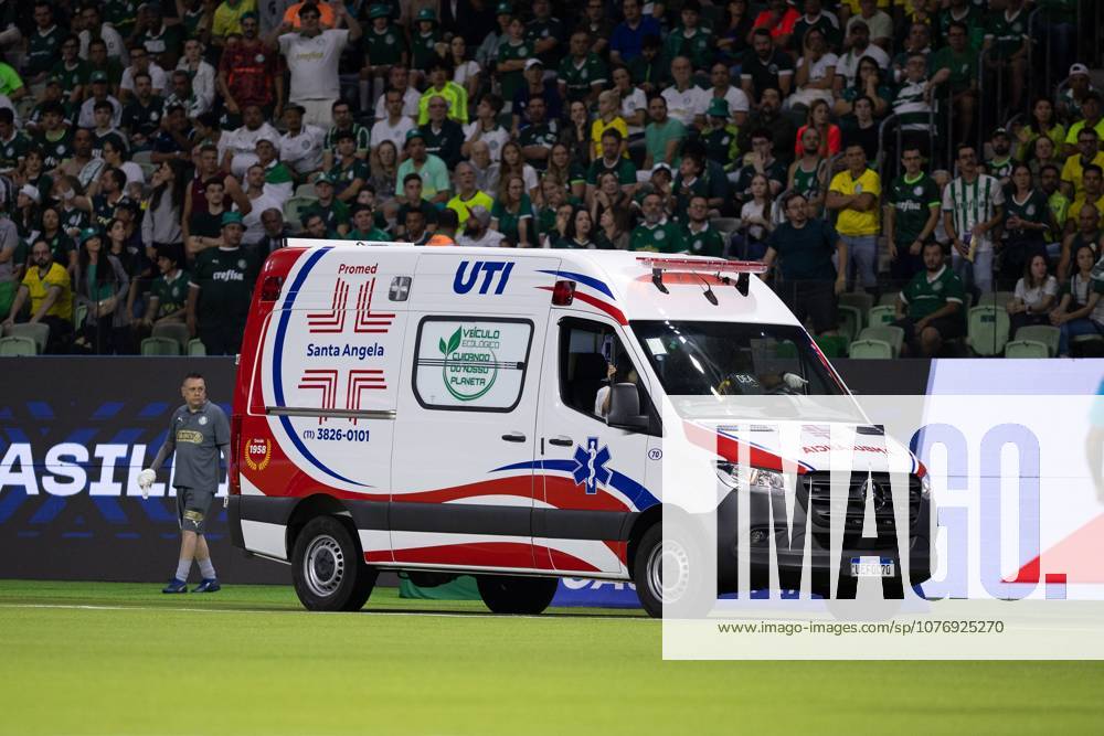 Match between Palmeiras and Santos, valid for the 2026 Brazilian Championship. Sao Paulo (SP), 02 05 2026 - Brasileirao Palmeiras vs Santos - An ambulance enters the field to attend to a fan who fell from the stands during the match between Palmeiras and Santos, valid for the 14th round of the Brazilian football championship, at Allianz Parque on the night of Saturday, May 2nd, 2026, Brazil. Credit: William Oliveira PhD Press TheNews2(Foto: Phd Press Thenews2 imago images) SPO