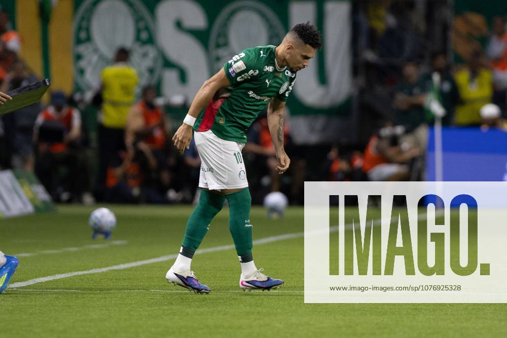 Match between Palmeiras and Santos, valid for the 2026 Brazilian Championship. Sao Paulo (SP), 02 05 2026 - Brasileirao Palmeiras vs Santos - Player Paulinho during the match between Palmeiras and Santos, valid for the 14th round of the Brazilian football championship, at Allianz Parque on the night of Saturday, May 2nd, 2026, Brazil. Credit: William Oliveira PhD Press TheNews2(Foto: Phd Press Thenews2 imago images) SPO