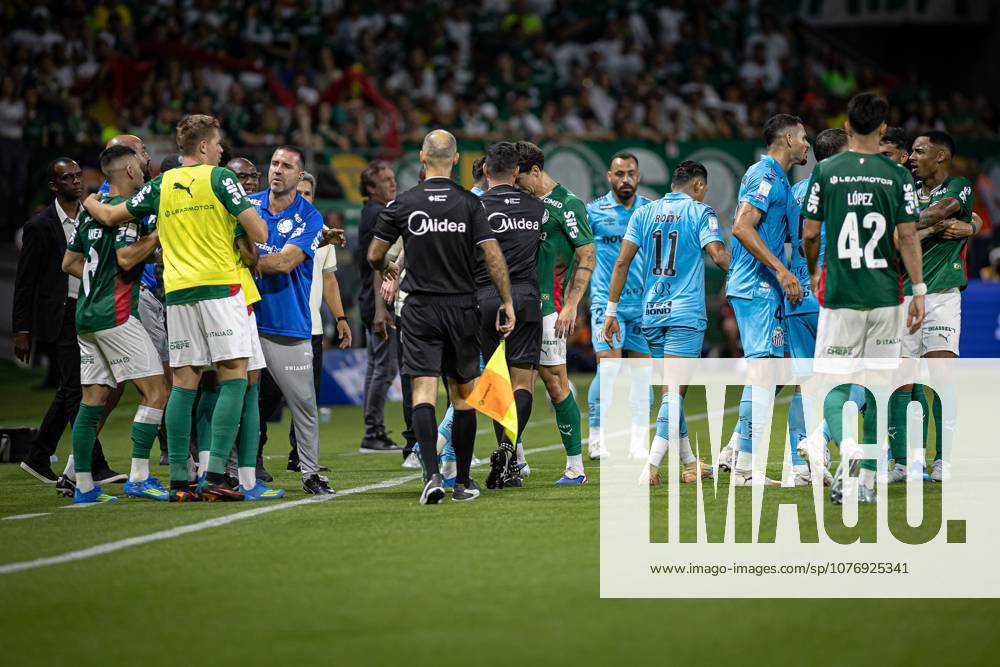 Match between Palmeiras and Santos, valid for the 2026 Brazilian Championship. Sao Paulo (SP), 02 05 2026 - Brasileirao Palmeiras vs Santos - Confusion after the end of the match between Palmeiras and Santos, valid for the 14th round of the Brazilian football championship, at Allianz Parque on the night of Saturday, May 2nd, 2026, Brazil. Credit: William Oliveira PhD Press TheNews2(Foto: Phd Press Thenews2 imago images) SPO