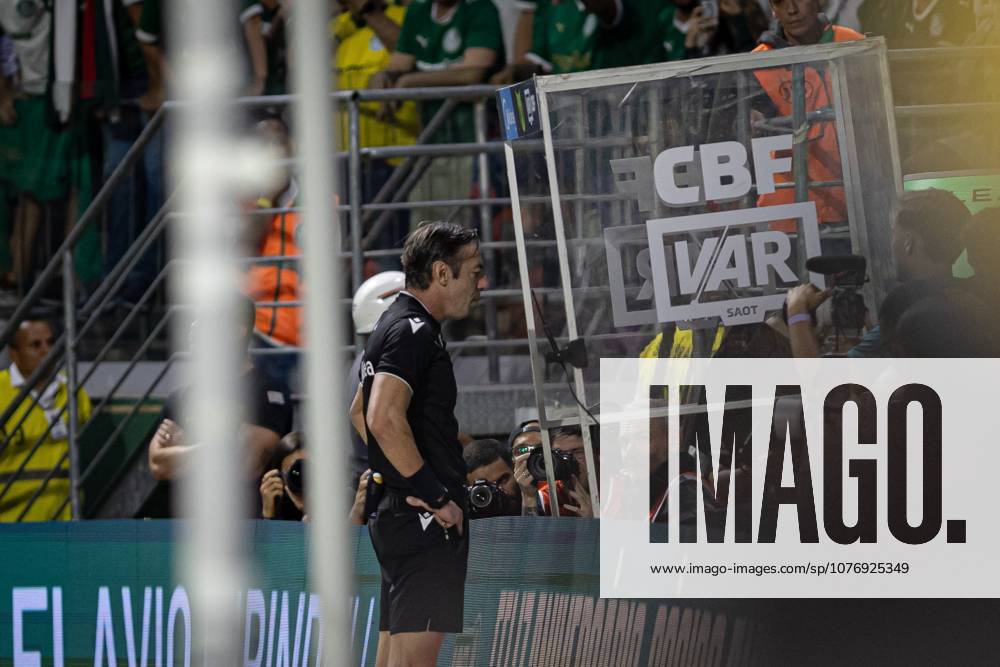 Match between Palmeiras and Santos, valid for the 2026 Brazilian Championship. Sao Paulo (SP), 02 05 2026 - Brasileirao Palmeiras vs Santos - Referee Raphael Claus disallows Palmeiras goal, match between Palmeiras and Santos valid for the 14th round of the Brazilian football championship, at Allianz Parque on the night of Saturday, May 2, 2026, Brazil. Credit: William Oliveira PhD Press TheNews2(Foto: Phd Press Thenews2 imago images) SPO