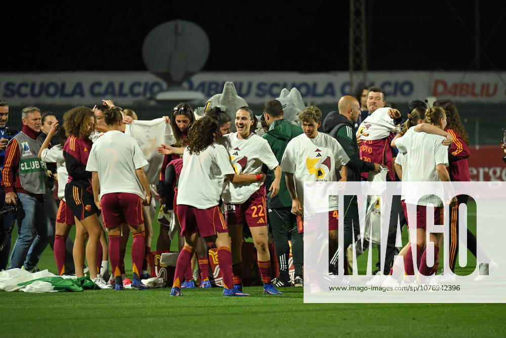 CALCIO - Serie A Femminile - AS Roma vs Ternana Women Roma players celebrate winning the championship during the match Serie A Women s AS Roma v Ternana at The Fontane stadium in Rome, Italy, May 02nd, 2026 Mattia Vian Roma Italy