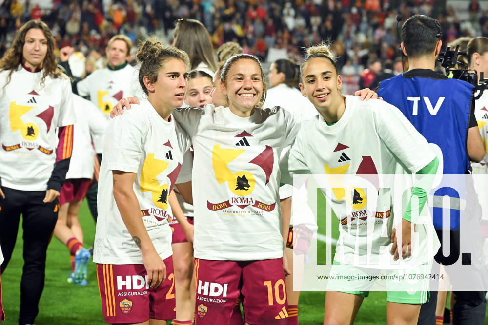 CALCIO - Serie A Femminile - AS Roma vs Ternana Women Roma players Valentina Bergamaschi of AS Roma, Manuela Giugliano of AS Roma ,Valentina Soggiu of AS Romac elebrate winning the championship during the match Serie A Women s AS Roma v Ternana at The Fontane stadium in Rome, Italy, May 02nd, 2026 Mattia Vian Roma Italy