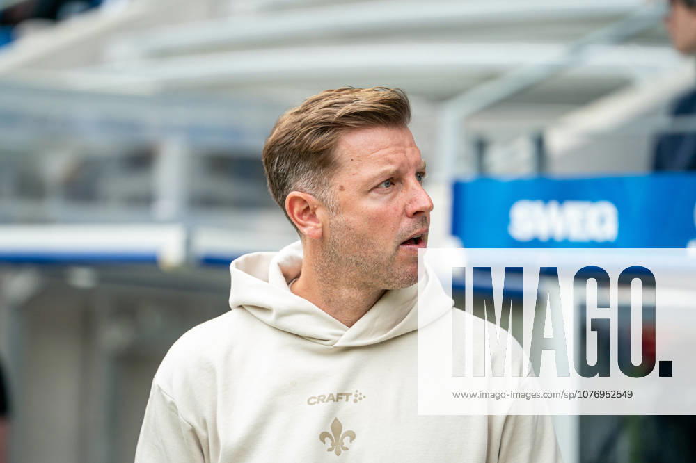 Fussball 2.Bundesliga, Karlsruher SC - SV Darmstadt 98 Trainer Florian Kohfeldt vor dem Spiel in Karlsruhe Karlsruhe