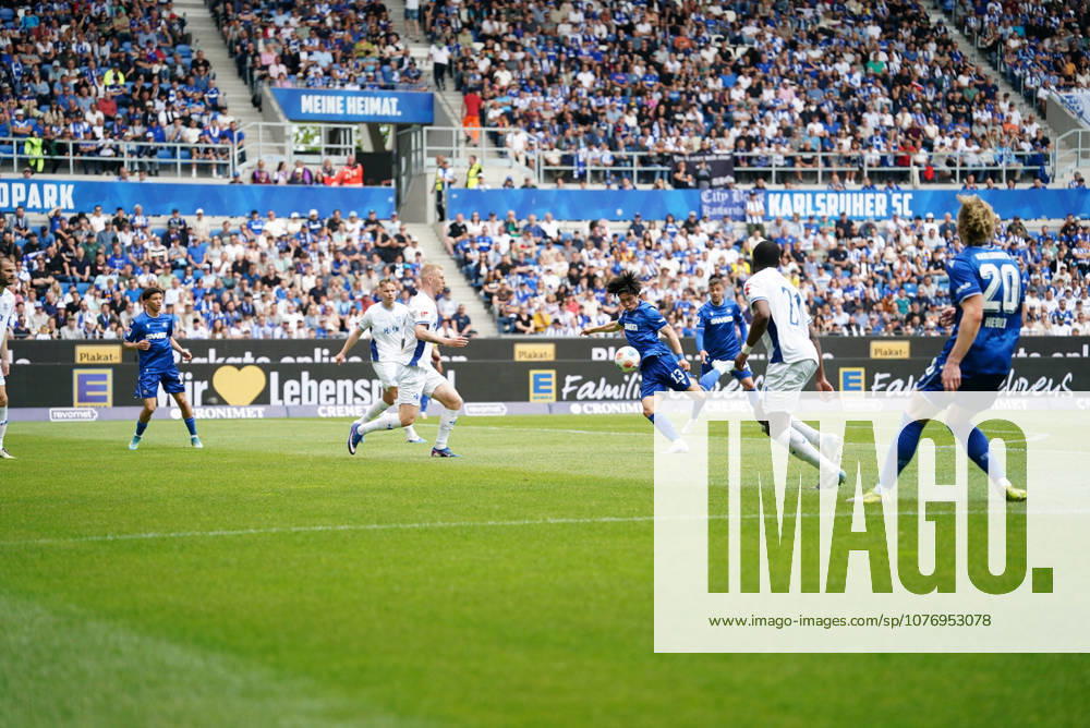 Fussball 2.Bundesliga, Karlsruher SC - SV Darmstadt 98 Torschuss von Shio Fukuda (Karlsruher SC) Karlsruhe