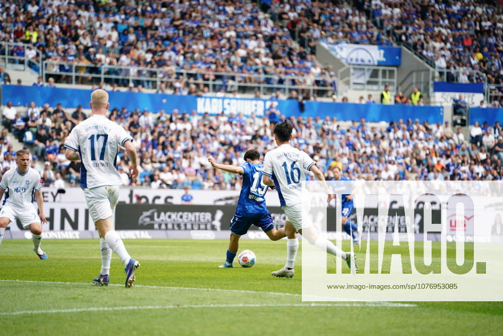 Fussball 2.Bundesliga, Karlsruher SC - SV Darmstadt 98 Torschuss von Louey Ben Farhat (Karlsruher SC) Karlsruhe