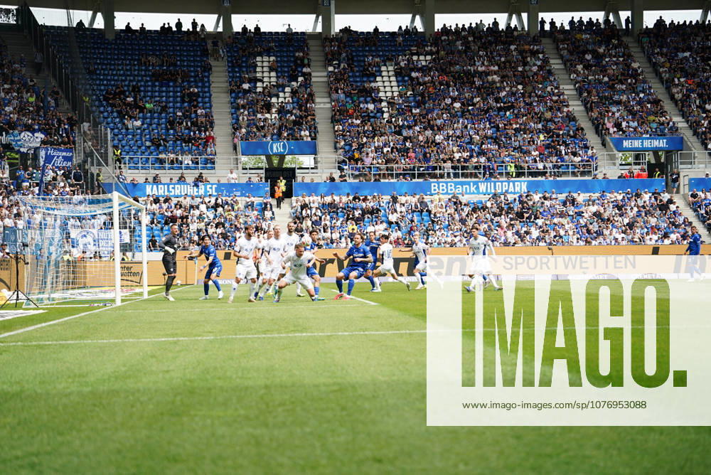 Fussball 2.Bundesliga, Karlsruher SC - SV Darmstadt 98 Fabian Holland (SV Darmstadt 98) klärt eine Ecke von Marvin Wanitzek (Karlsruher SC) Karlsruhe