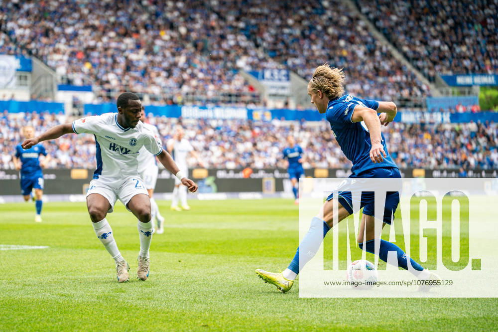 Fussball 2.Bundesliga, Karlsruher SC - SV Darmstadt 98 Merveille Papela (SV Darmstadt 98) und David Herold (Karlsruher SC) im Zweikampf Karlsruhe