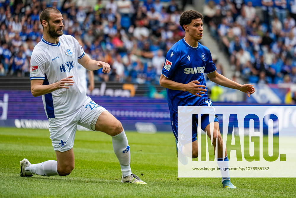 Fussball 2.Bundesliga, Karlsruher SC - SV Darmstadt 98 Aleksander Vukotic (SV Darmstadt 98) und Louey Ben Farhat (Karlsruher SC) Karlsruhe