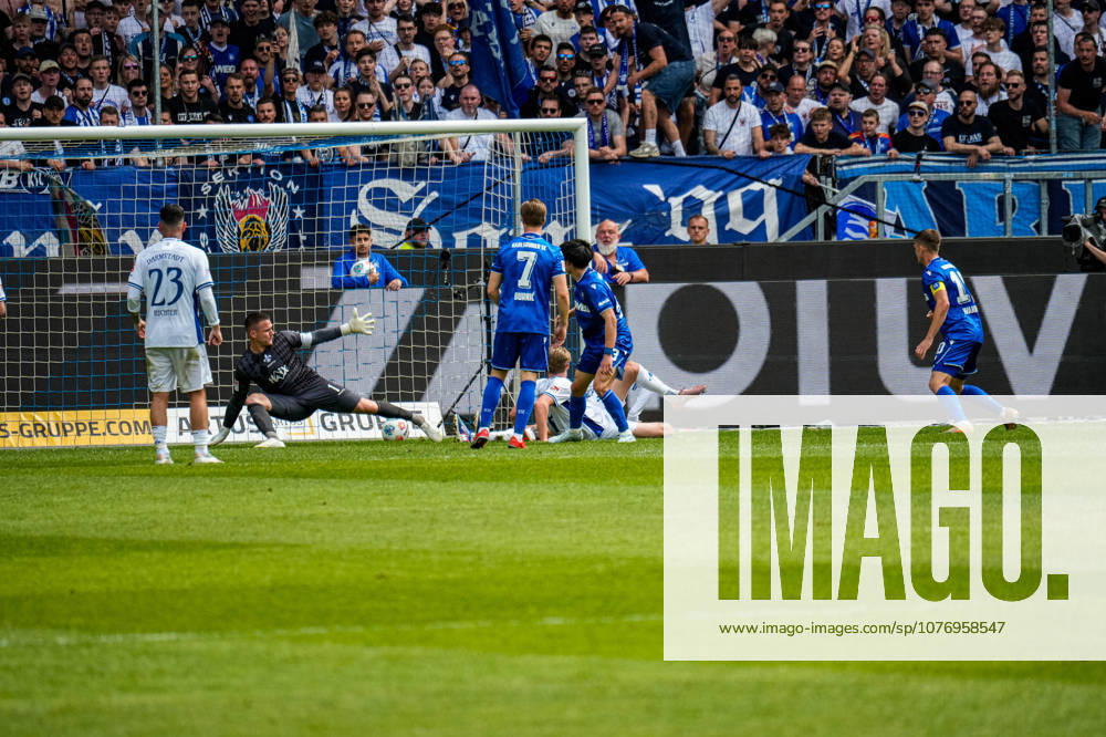 Fussball 2.Bundesliga, Karlsruher SC - SV Darmstadt 98 Shio Fukuda (Karlsruher SC) mit dem 2:1 Führungstreffer Karlsruhe