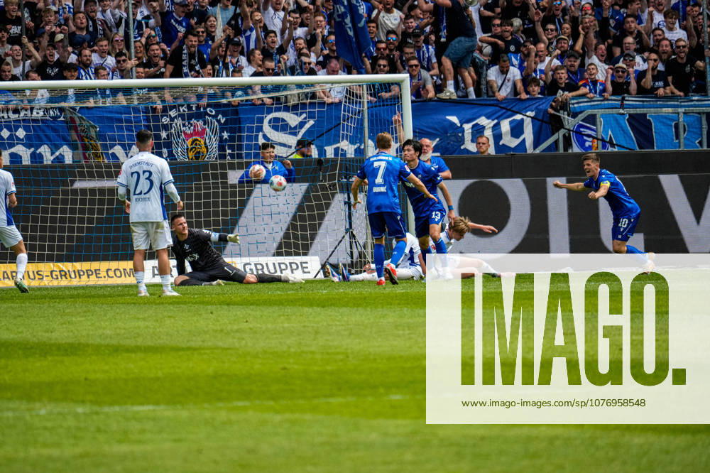 Fussball 2.Bundesliga, Karlsruher SC - SV Darmstadt 98 Shio Fukuda (Karlsruher SC) mit dem 2:1 Führungstreffer Karlsruhe