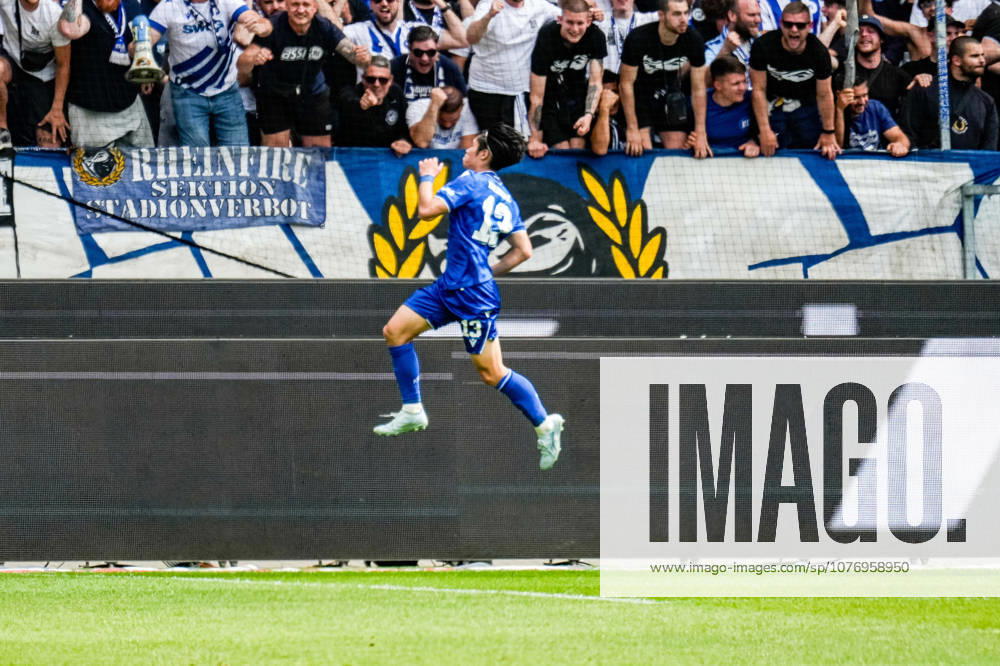 Fussball 2.Bundesliga, Karlsruher SC - SV Darmstadt 98 Shio Fukuda (Karlsruher SC) jubelt nach seinem 2:1 Führungstreffer Karlsruhe
