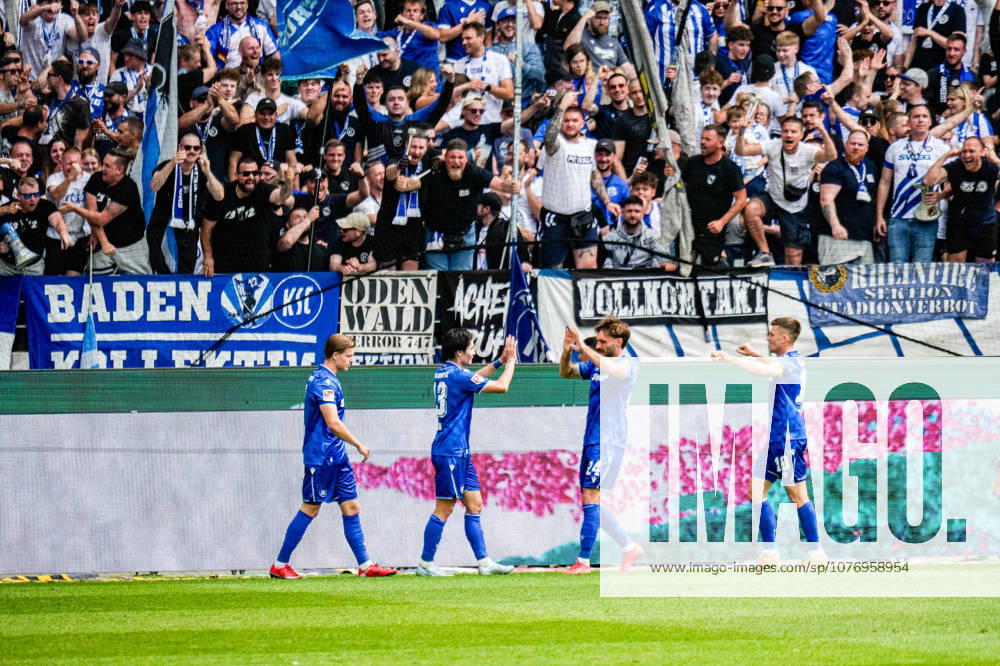 Fussball 2.Bundesliga, Karlsruher SC - SV Darmstadt 98 Shio Fukuda (Karlsruher SC) jubelt nach seinem 2:1 Führungstreffer mit der Mannschaft Karlsruhe
