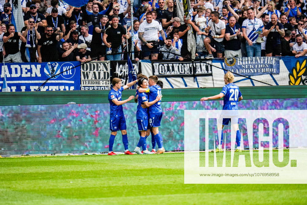 Fussball 2.Bundesliga, Karlsruher SC - SV Darmstadt 98 Shio Fukuda (Karlsruher SC) jubelt nach seinem 2:1 Führungstreffer mit der Mannschaft Karlsruhe