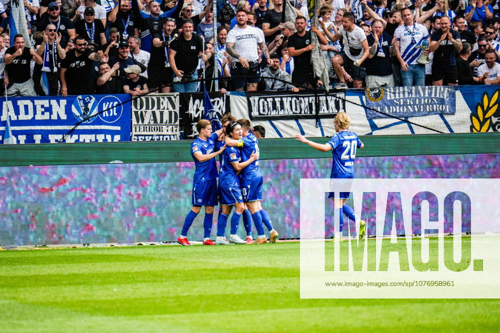 Fussball 2.Bundesliga, Karlsruher SC - SV Darmstadt 98 Shio Fukuda (Karlsruher SC) jubelt nach seinem 2:1 Führungstreffer mit der Mannschaft Karlsruhe
