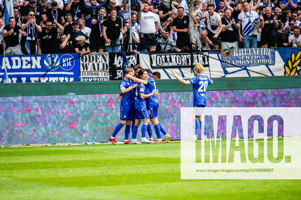 Fussball 2.Bundesliga, Karlsruher SC - SV Darmstadt 98 Shio Fukuda (Karlsruher SC) jubelt nach seinem 2:1 Führungstreffer mit der Mannschaft Karlsruhe
