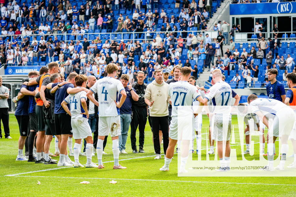 Fussball 2.Bundesliga, Karlsruher SC - SV Darmstadt 98, Florian Kohfeldt nach dem Spiel im Mannschaftskreis Karlsruhe