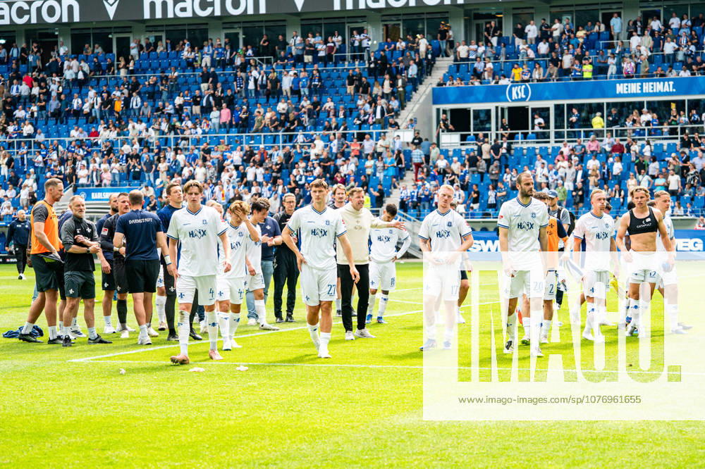 Fussball 2.Bundesliga, Karlsruher SC - SV Darmstadt 98, Florian Kohfeldt schickt nach dem Spiel in Karlsruhe seine Mannschaft in die Fankurve. ) Karlsruhe