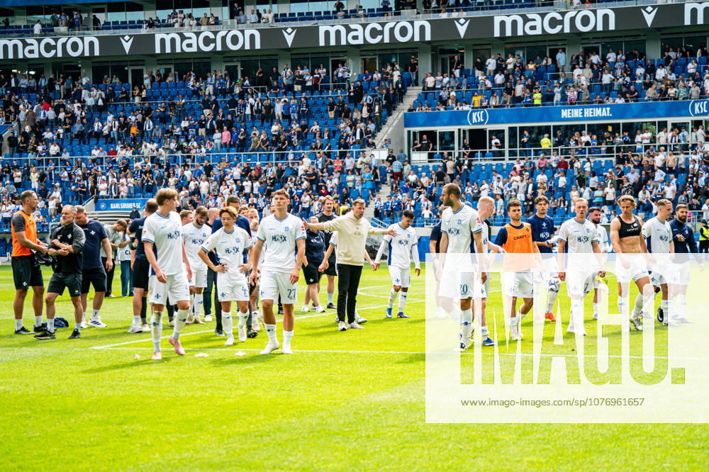 Fussball 2.Bundesliga, Karlsruher SC - SV Darmstadt 98, Florian Kohfeldt schickt nach dem Spiel in Karlsruhe seine Mannschaft in die Fankurve. ) Karlsruhe