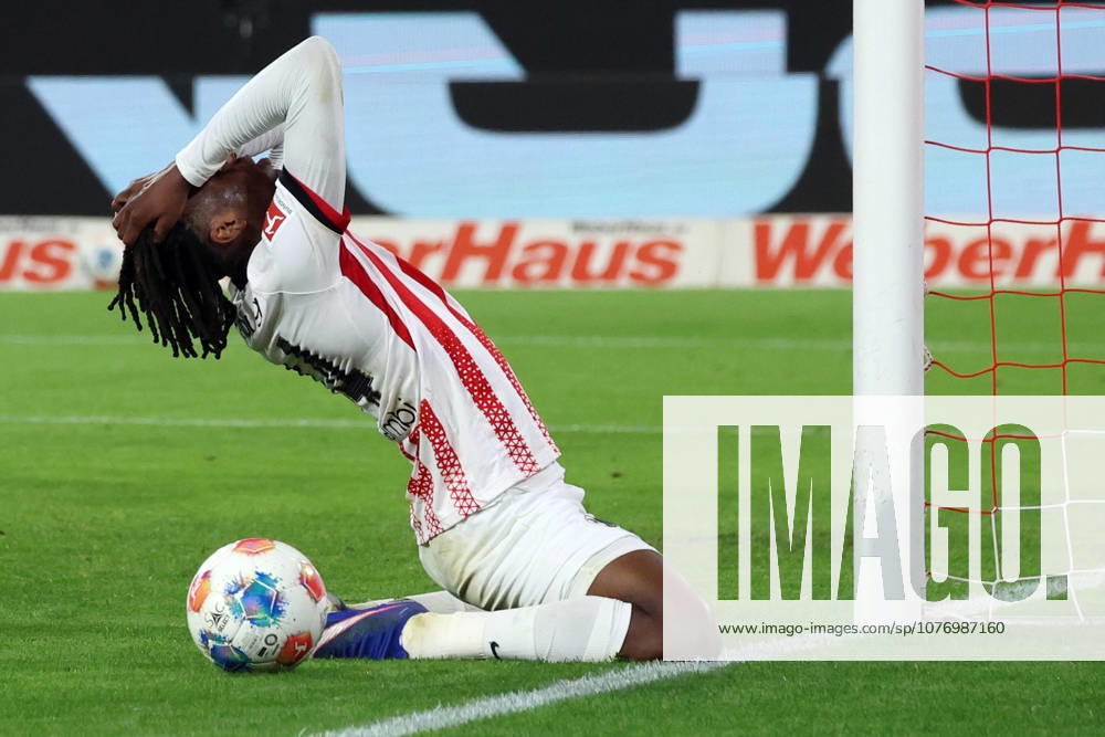 Fussball 1.Bundesliga, SC Freiburg - VfL Wolfsburg v.l. Torchance Johan Manzambi (SC Freiburg) enttaeuscht, enttäuscht, schaut enttaeuscht, niedergeschlagen, disappointed Freiburg