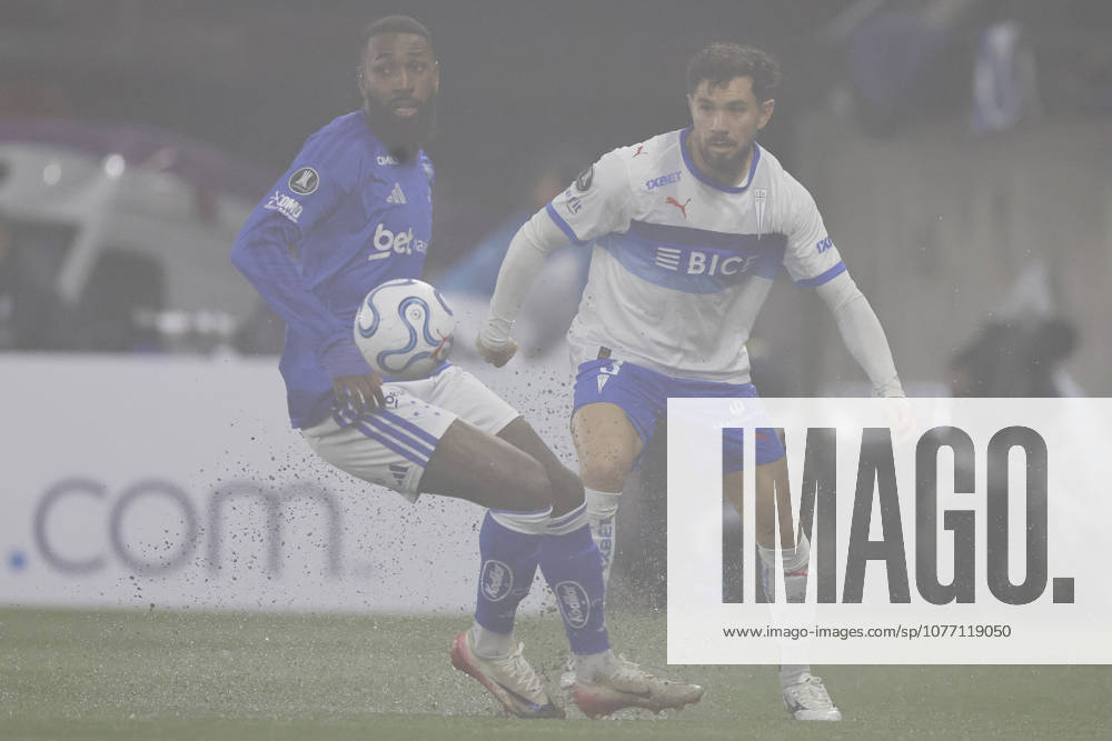 Futbol, Universidad Catolica vs Cruzeiro. Copa Libertadores 2026. El jugador de Universidad Catolica Eugenio Mena, derecha, disputa el balon con Gerson Da Silva de Cruzeiro durante el partido de la fecha 4 del grupo D de la Copa Libertadores realizado en el estadio Claro Arena de Santiago, Chile. 06 05 2026 Andres Pina Photosport Football, Universidad Catolica vs Cruzeiro. 2026 Copa Libertadores Championship. Universidad Catolica player Eugenio Mena, right, vies for the ball against Gerson Da Silva of Cruzeiro during the Copa Libertadores, group D fourth turn match at Claro Arena in Santiago, Chile. 06 05 2026 Andres Pina Photosport Universidad Catolica vs Cruzeiro, Copa Libertadores 2026