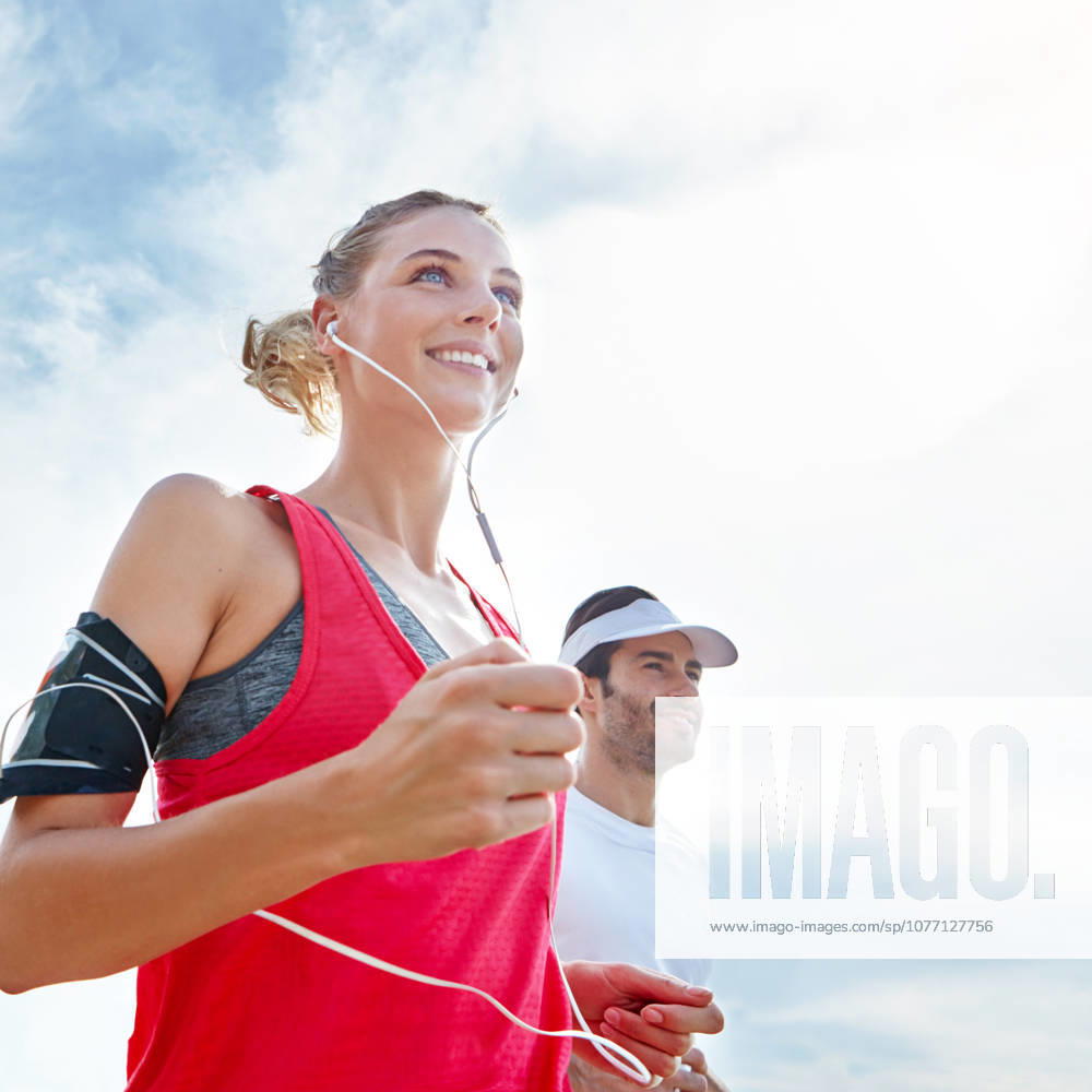 They live life on the healthy side. a young couple going for a run together (License=RF) 20130014 ,model released, Symbolfoto