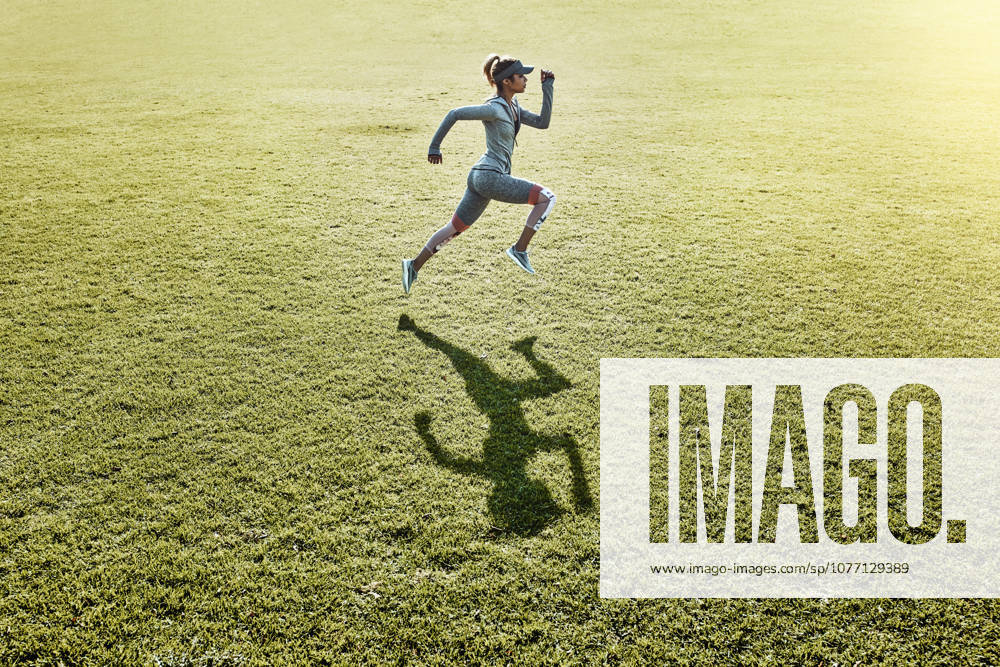 Who needs a gym. full length, Freisteller shot of an attractive and athletic young woman running across an open field (License=RF) 20150867 ,model released, Symbolfoto