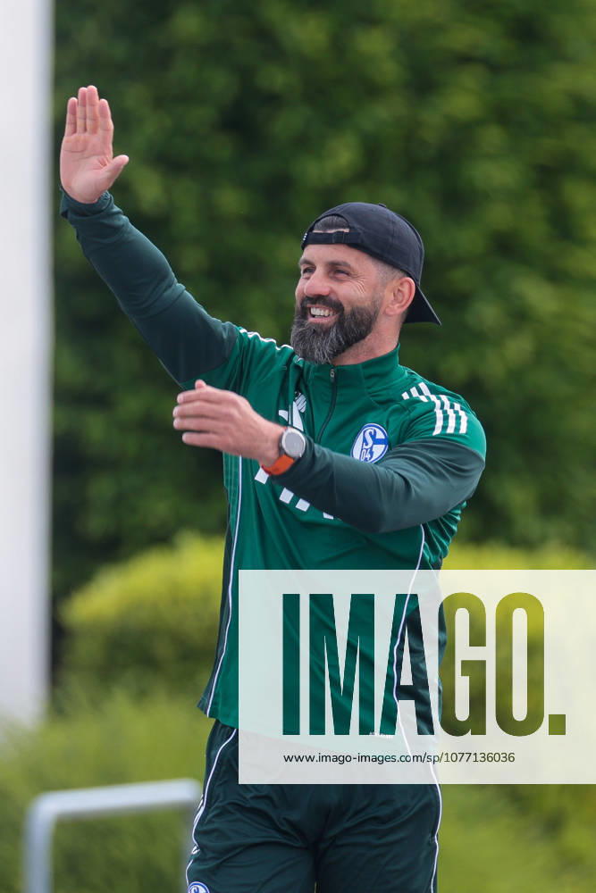 Fussball, Training des FC Schalke 04. Trainer Miron Muslic (FC Schalke 04) winkt den Fans und lacht. Gelsenkirchen Trainingsgelände FC Schalke 04 NRW Deutschland xRHR-FOTO YYx