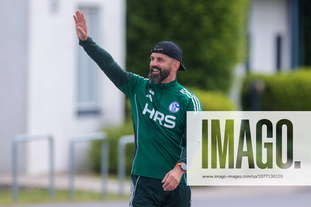 Fussball, Training des FC Schalke 04. Trainer Miron Muslic (FC Schalke 04) winkt den Fans und lacht. Gelsenkirchen Trainingsgelände FC Schalke 04 NRW Deutschland xRHR-FOTO YYx