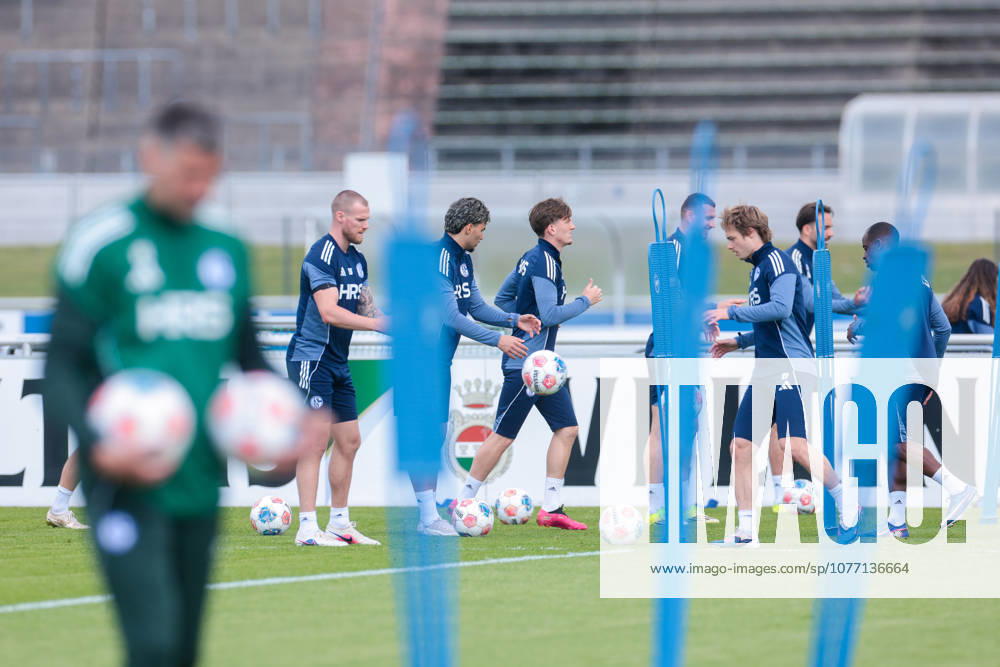 Fussball, Training des FC Schalke 04. v. l. Tomas Kalas (FC Schalke 04), Mertcan Ayhan (FC Schalke 04). Max Grüger (FC Schalke 04), Edin Dzeko (FC Schalke 04), Finn Porath (FC Schalke 04). Gelsenkirchen Trainingsgelände FC Schalke 04 NRW Deutschland xRHR-FOTO YYx