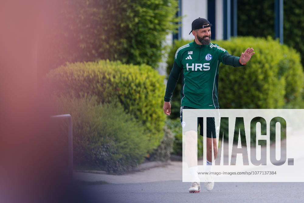 Fussball, Training des FC Schalke 04. Trainer Miron Muslic (FC Schalke 04) winkt den Fans und lacht. Gelsenkirchen Trainingsgelände FC Schalke 04 NRW Deutschland xRHR-FOTO YYx