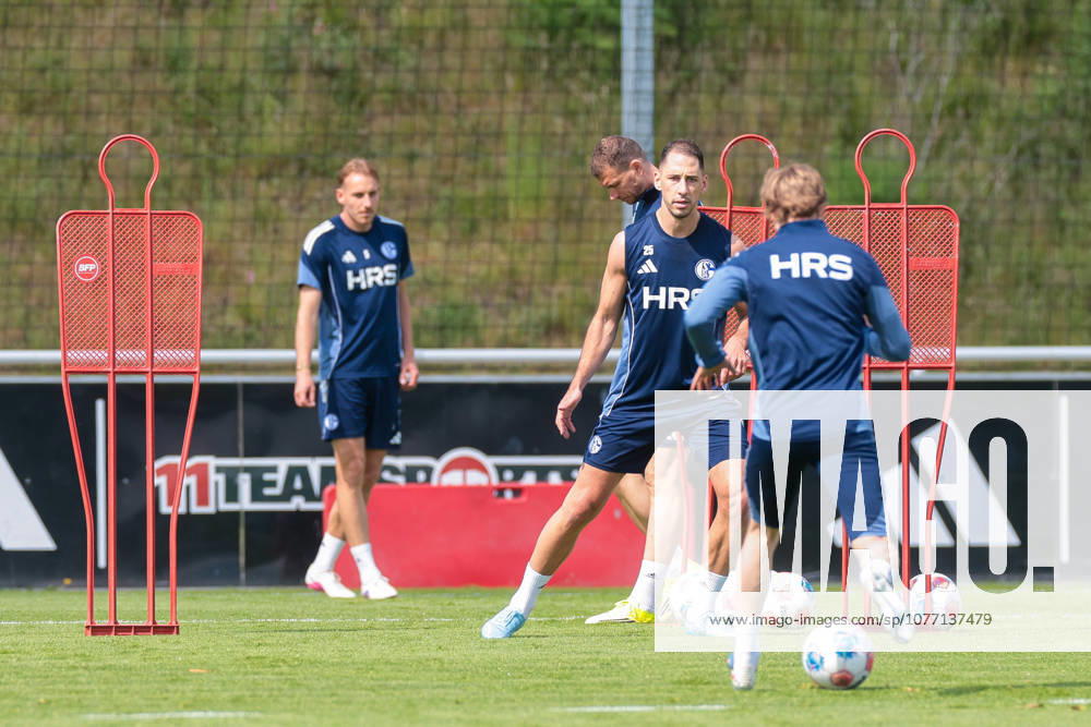 Fussball, Training des FC Schalke 04. v. l. Timo Becker (FC Schalke 04), Nikola Katic (FC Schalke 04). Gelsenkirchen Trainingsgelände FC Schalke 04 NRW Deutschland xRHR-FOTO YYx