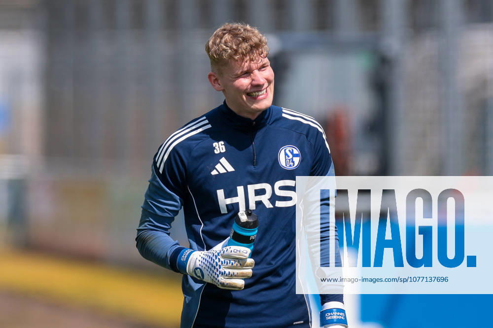Fussball, Training des FC Schalke 04. Torwart Johannes Siebeking (FC Schalke 04) trinkt etwas. Gelsenkirchen Trainingsgelände FC Schalke 04 NRW Deutschland xRHR-FOTO YYx