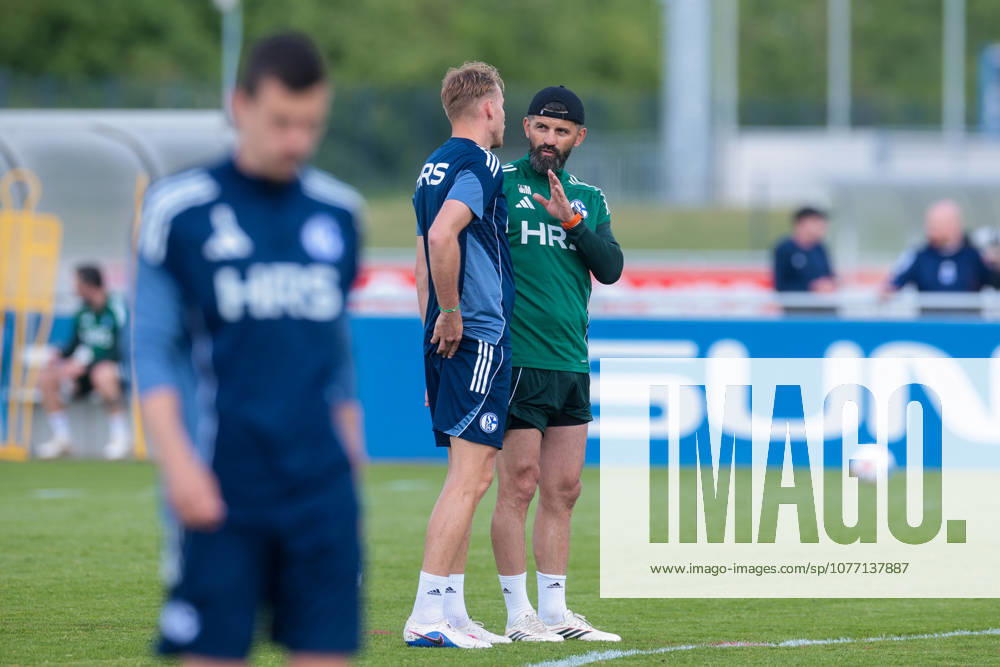 Fussball, Training des FC Schalke 04. v. l. Timo Becker (FC Schalke 04) spricht mit Trainer Miron Muslic (FC Schalke 04). Gelsenkirchen Trainingsgelände FC Schalke 04 NRW Deutschland xRHR-FOTO YYx