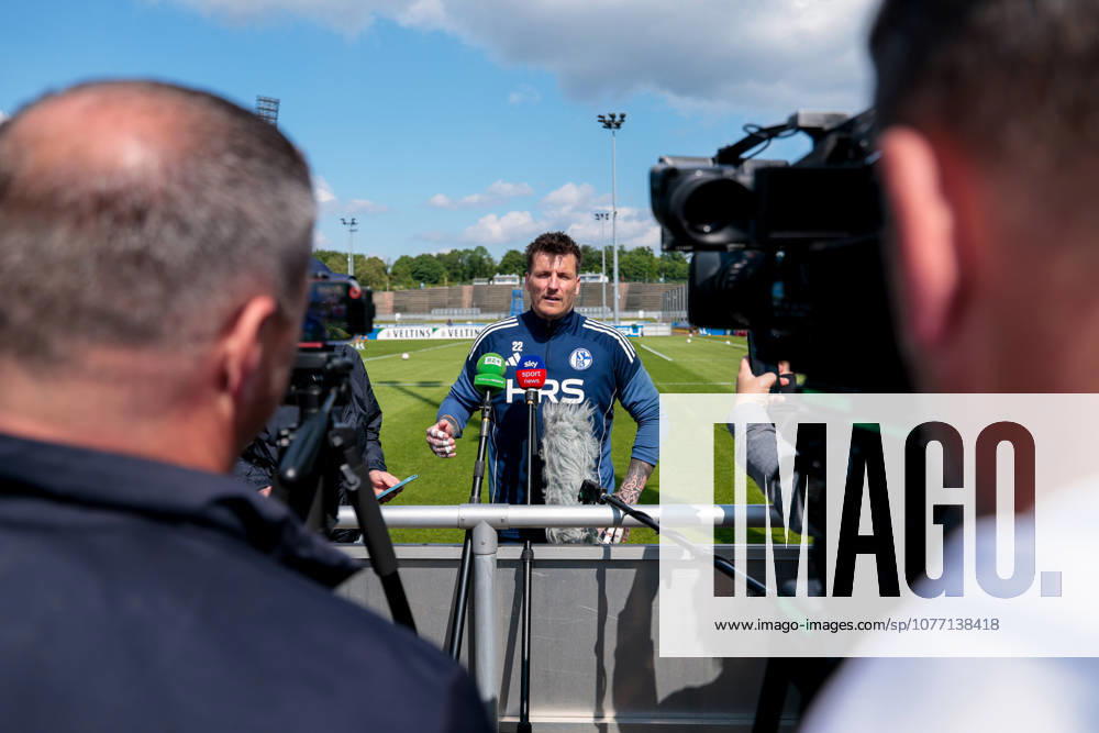 Fussball, Training des FC Schalke 04. Medienrunde mit Torwart Kevin Müller (FC Schalke 04). Gelsenkirchen Trainingsgelände FC Schalke 04 NRW Deutschland xRHR-FOTO YYx