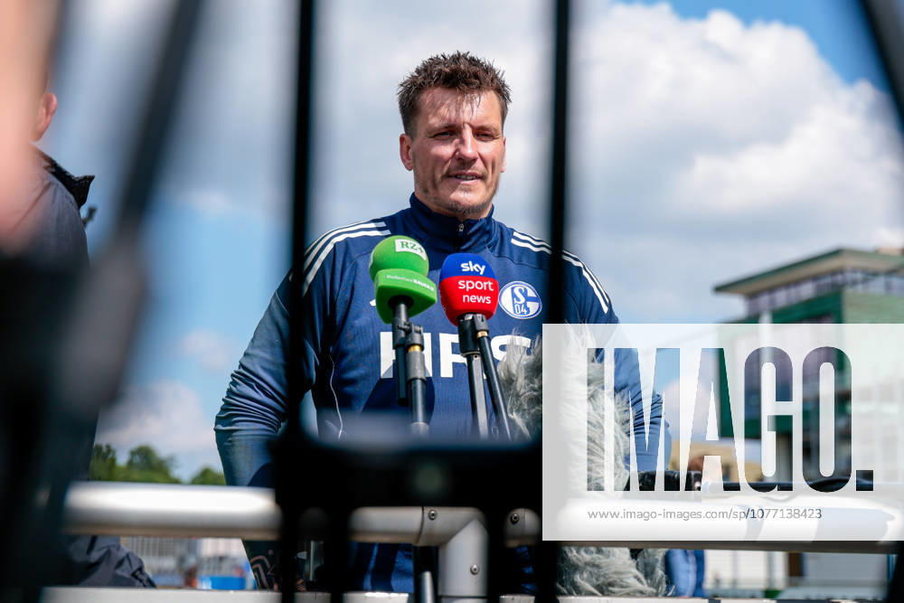 Fussball, Training des FC Schalke 04. Medienrunde mit Torwart Kevin Müller (FC Schalke 04). Gelsenkirchen Trainingsgelände FC Schalke 04 NRW Deutschland xRHR-FOTO YYx