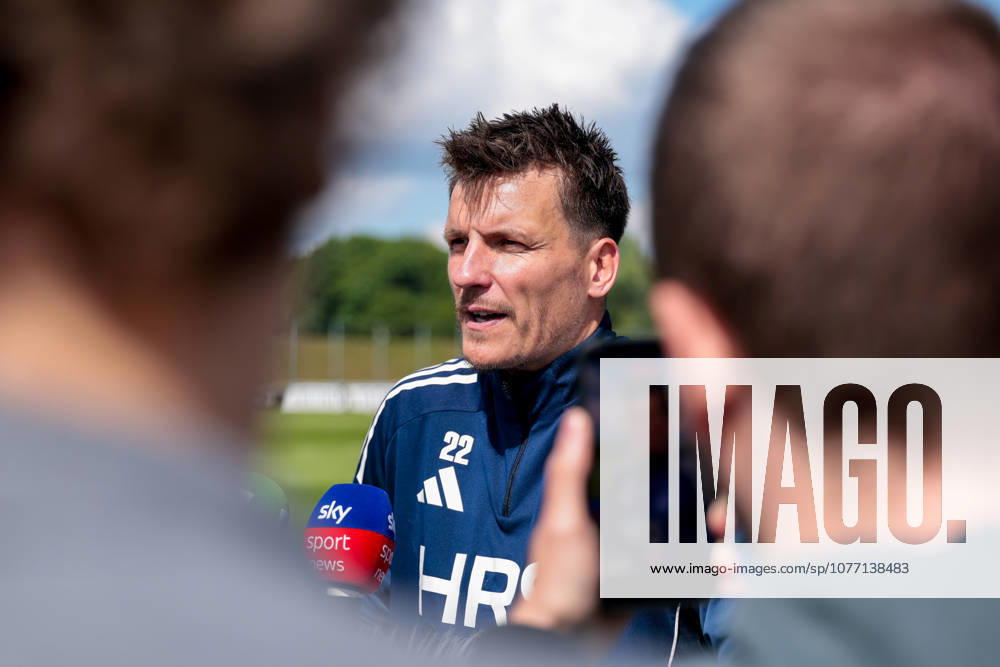Fussball, Training des FC Schalke 04. Medienrunde mit Torwart Kevin Müller (FC Schalke 04). Gelsenkirchen Trainingsgelände FC Schalke 04 NRW Deutschland xRHR-FOTO YYx