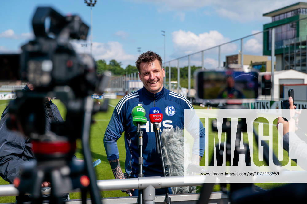 Fussball, Training des FC Schalke 04. Medienrunde mit Torwart Kevin Müller (FC Schalke 04). Gelsenkirchen Trainingsgelände FC Schalke 04 NRW Deutschland xRHR-FOTO YYx