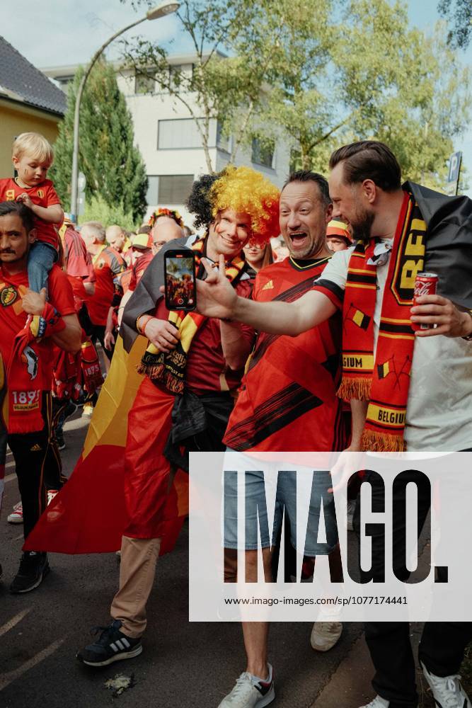 Football, UEFA EURO, EM, Europameisterschaft,Fussball 2024, Belgium Fan March, Belgium supporters wearing national team, Nationalteam shirts, scarves and flags take a selfie while walking through Cologne, Germany, during the Belgian fan march before the UEFA Euro 2024 match against Romania. Cologne RheinEnergie Stadium NRW Deutschland