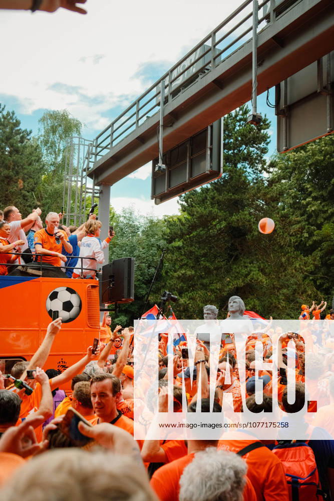 Football, UEFA EURO, EM, Europameisterschaft,Fussball 2024, Netherlands Fan March A large crowd of Netherlands supporters in orange gathers around a Dutch fan bus during the fan march in Dortmund, Germany, ahead of the UEFA Euro 2024 semi-final match against England. Dortmund Dortmund NRW Germany