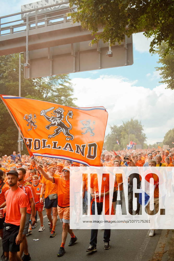 Football, UEFA EURO, EM, Europameisterschaft,Fussball 2024, Netherlands Fan March A large orange Holland flag is carried above Netherlands supporters during the Dutch fan march in Dortmund, Germany, ahead of the UEFA Euro 2024 semi-final against England. Dortmund Dortmund NRW Germany