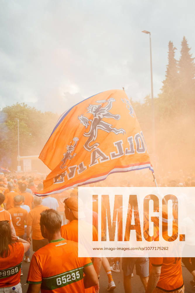Football, UEFA EURO, EM, Europameisterschaft,Fussball 2024, Netherlands Fan March A large orange Holland flag waves above a dense crowd of Netherlands fans in orange smoke during the fan march in Dortmund, Germany, before the UEFA Euro 2024 semi-final match against England. Dortmund Dortmund NRW Germany