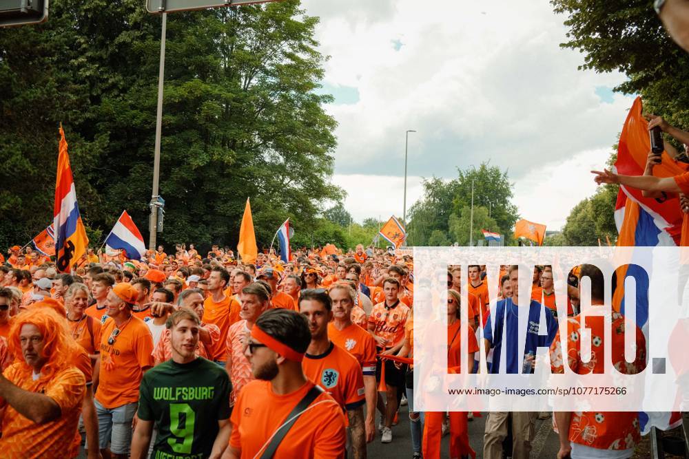 Football, UEFA EURO, EM, Europameisterschaft,Fussball 2024, Netherlands Fan March Netherlands fans in orange fill the street in Dortmund, Germany, waving Dutch flags and orange supporter flags during the fan march before the UEFA Euro 2024 semi-final against England. Dortmund Dortmund NRW Germany