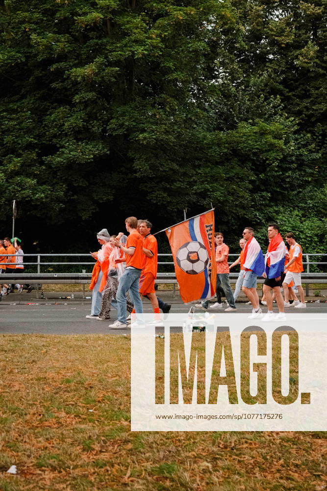Football, UEFA EURO, EM, Europameisterschaft,Fussball 2024, Netherlands Fan March Netherlands fans in orange walk along the road with Dutch flags and an orange football flag during the fan march in Dortmund, Germany, ahead of the UEFA Euro 2024 semi-final match against England. Dortmund Dortmund NRW Germany