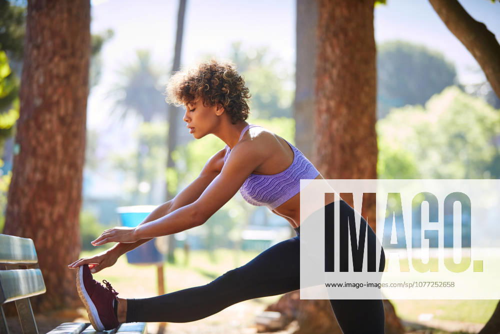 Make time for exercise. a beautiful young woman exercising outdoors (License=RF) 20275651 ,model released, Symbolfoto