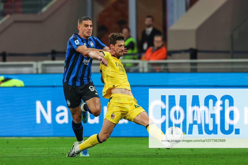CALCIO - Serie A - AC Milan vs Atalanta BC Photo by IPA ABACAPRESS.COM84553037 - Matteo Gabbia of AC Milan competes for the ball with Nikola Krstovic of Atalanta BC during Serie A 2025 26 football match between AC Milan and Atalanta BC at San Siro Stadium in Milan, Italy Milan Italy