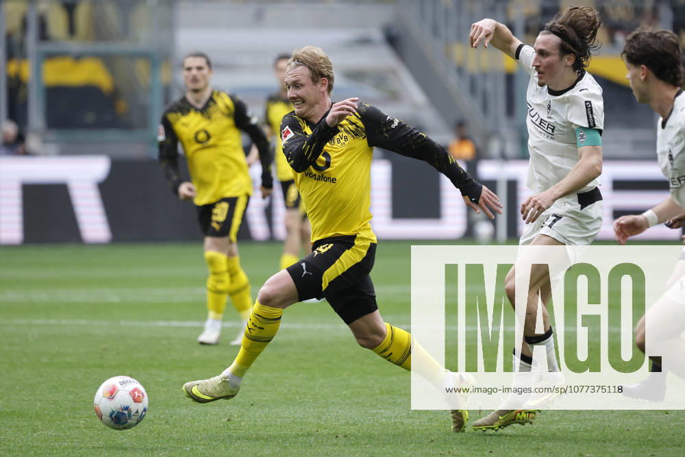 Moenchengladbach, Deutschland, Germany 1. Fussball Bundesliga, 32. Spieltag, Borussia Moenchengladbach : Borussia Dortmund 1-0 03. 05. 2026 im Borussia Park in Moenchengladbach Julian BRANDT (BVB) li..- und Rocco REITZ (MG) 2.v.re.- Photo: Norbert Schmidt, Duesseldorf