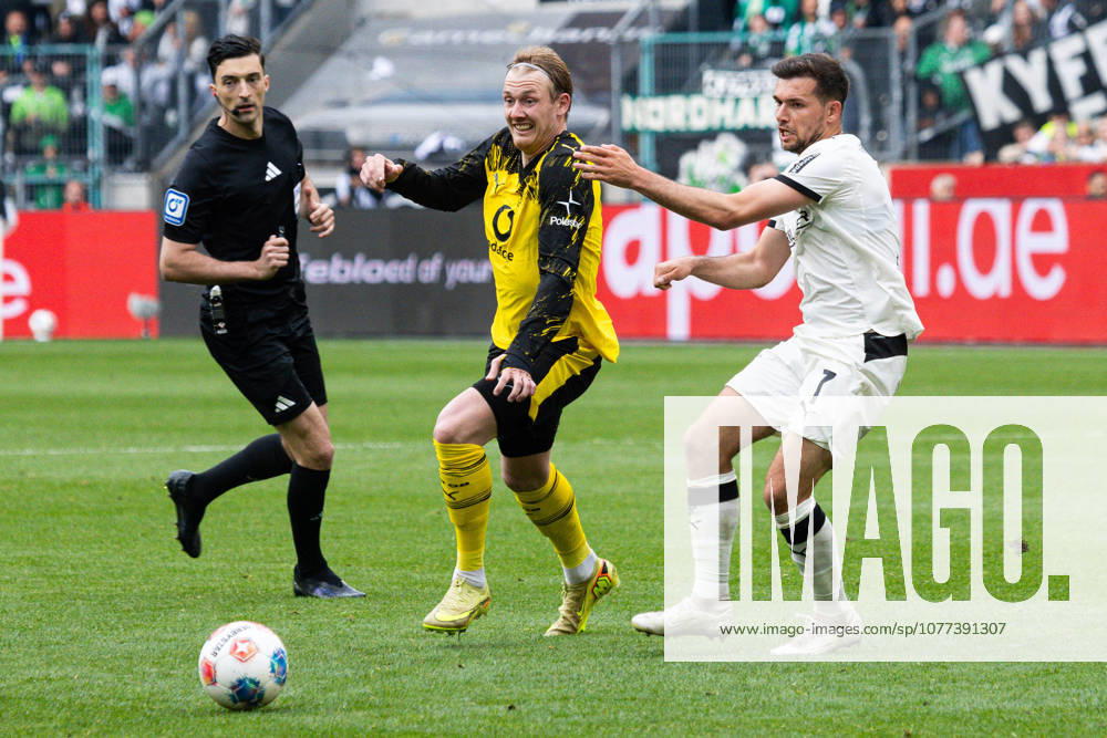 Mönchengladbach, Deutschland 03. Mai 2026: 1. BL - 2025 2026 - Sp. 32 - Borussia Mönchengladbach gegen Borussia Dortmund Im Bild: v. li. im Zweikampf Julian Brandt (BVB) und Kevin Stöger Stoeger (BMG) DFL regulations prohibit any use of photographs as image sequences and or quasi-video. Borussia Park Nordrhein Westfalen